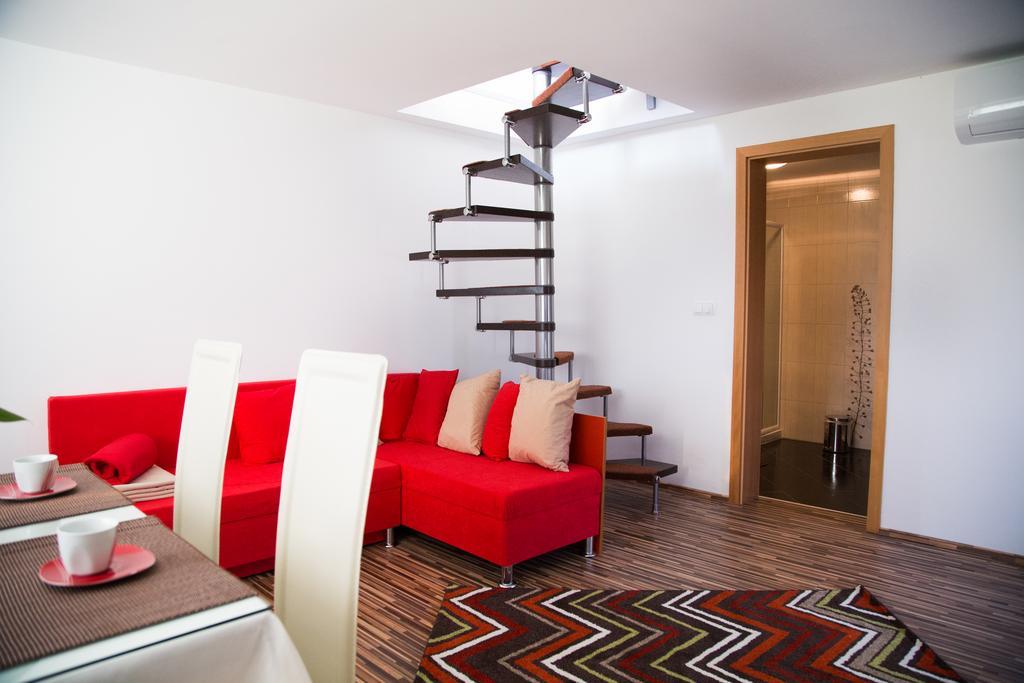 Apartments Ema ポドチェトルテク エクステリア 写真