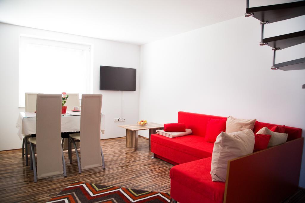 Apartments Ema ポドチェトルテク エクステリア 写真
